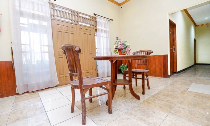 Surakarta Hotel | OYO 1312 Graha Wisata Hotel