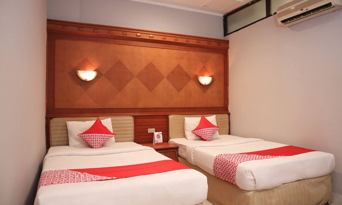 Pekanbaru Hotel | OYO 742 Mona Plaza Hotel