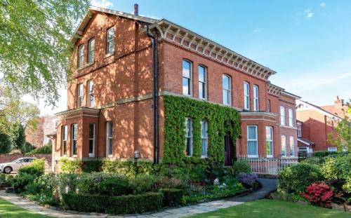 Trafford Casa | OYO Cornerstone Manor Hotel