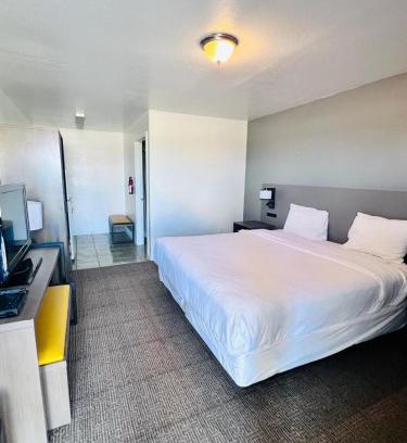 Pearsall Hotel | OYO Garden Inn and Suites Pearsall I-35 East