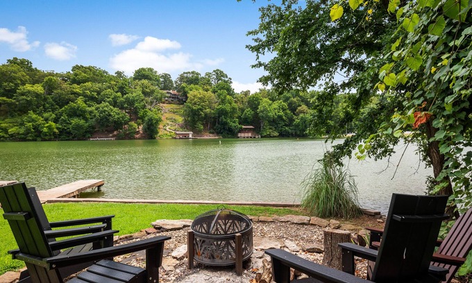 Bella Vista Casa | Ozark Oasis, Lakehouse 30 steps from the lake