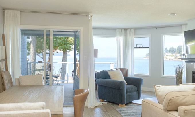 Regional District of Nanaimo Villa | Pacific Comber, Anchored in Family Tradition