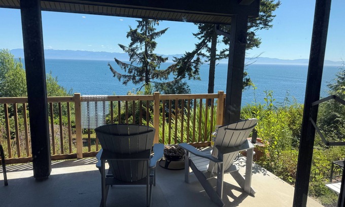 Juan de Fuca Electoral Area Condominio | Pacific Oceanfront 2 king beds/2 bath, firepit, stairs to ocean deck, rainforest