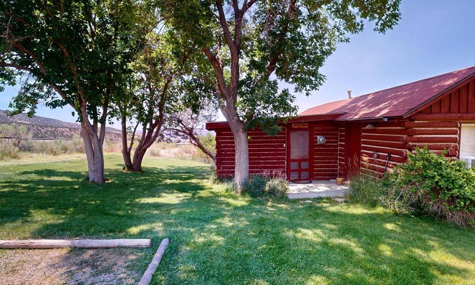 Spanish Valley Cabina | Pack Creek ~ Trails End. Affordable Cabin on the outskirts of Moab