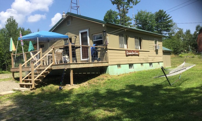 North New Portland Cabaña | ¡El verano está aquí! ¡Pasalo en el lago! ¡Solo quedan unas pocas semanas abiertas!