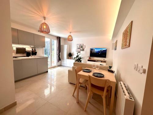 Peyrolles-en-Provence Apartamento | Paisible studio tout neuf en lisière de forêt