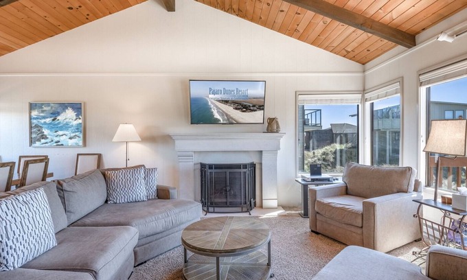 Watsonville Casa | Pajaro Dunes Resort: Family friendly home for 12 just steps away from the water!