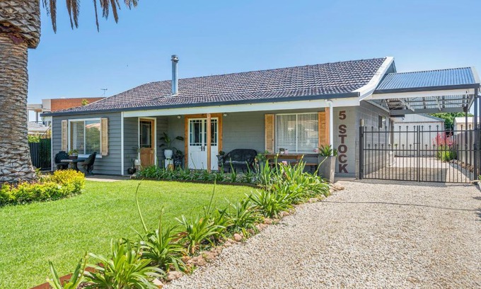 Aldinga Beach Casa | Palm Tree Cottage - Aldinga Beach - C21 SouthCoast Holidays