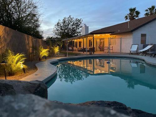 Glendale Casa | Paloma Crush Near Cardinal Stadium & Football Fun