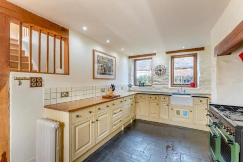 Dolgellau Casa | Pandy Farmhouse - Panoramic mountain views within Snowdonia's National Park - 4x4 Only