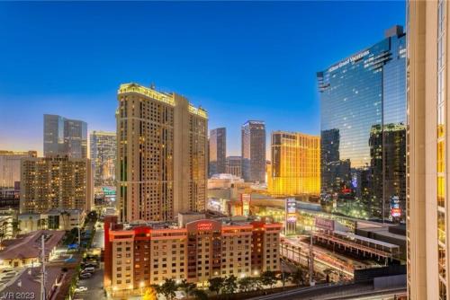 Las Vegas Apartamento | Panorama Vista Suite- F1 Track views, 1br 2ba, Full Kitchen, Strip View, Balcony, Corner Unit