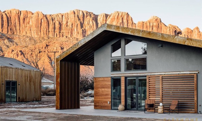 Moab South Valley Casa | Panoramic Views I Open Concept Floorplan I Private Hot Tub I Ample Parking