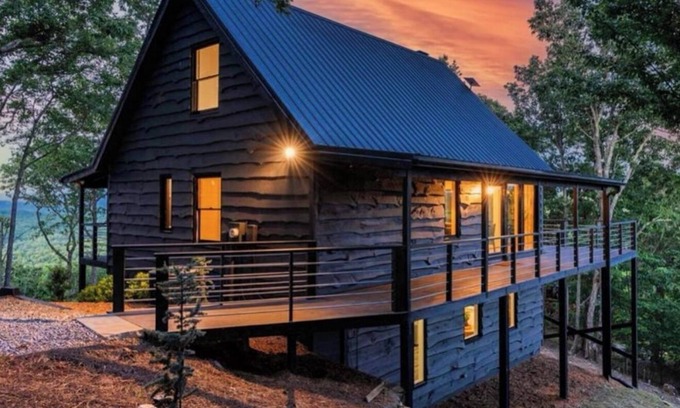 Morganton Cabina | Panoramic Views! Wrap around Deck, Hot Tub & Grill