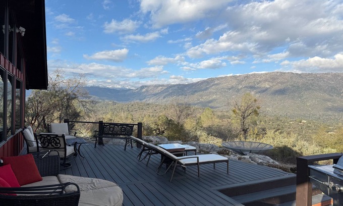 North Fork Casa | Panoramic Yosemite Cabin w/ Decks & Wildlife