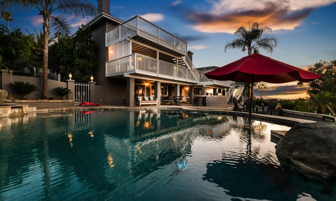 East Grove Casa | Paradise Hilltop Escape: GameRoom/PoolSlide/Pool/EVCharger/Volleyball/Basketball