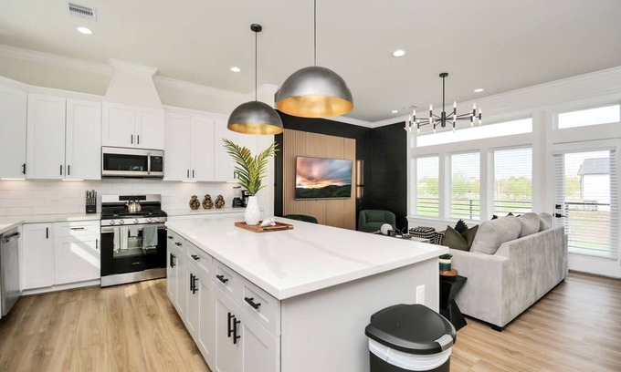 Greater Third Ward Casa | Paradise Palace Best Rooftop in HTX w Hot Tub