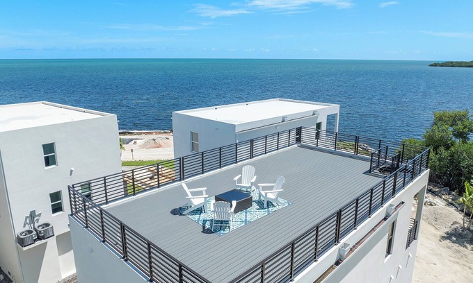 Monroe County Casa | Paradise Point 11- New 3 bed 3 bath Oceanfront home rooftop balcony- Pets OK