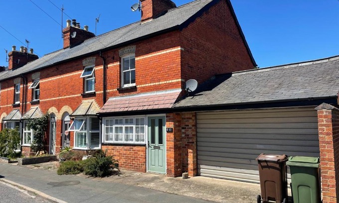 Henley Casa | Park End House - Parking, Pet Friendly