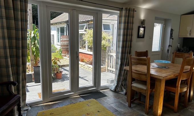 Faringdon Casa | Park Road Retreat (Cosy & convenient - family and pet friendly home)