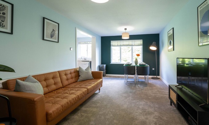Salfords Apartamento | De Lujo-Vista al Jardín-Apartamento-Baño privado con ducha-2 bed 1 bath apart...