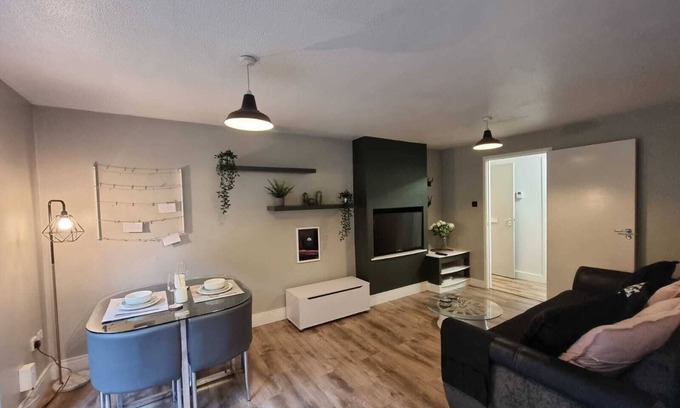 Salfords Apartamento | De Lujo-Vista al Jardín-Apartamento-Baño privado con bañera-2 bed 1 bath apar...