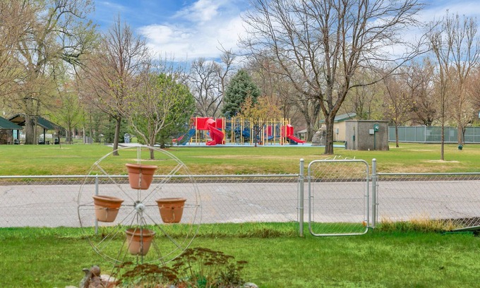 Windsor Casa | Park Views~Affordable Comfort~Walk to Downtown