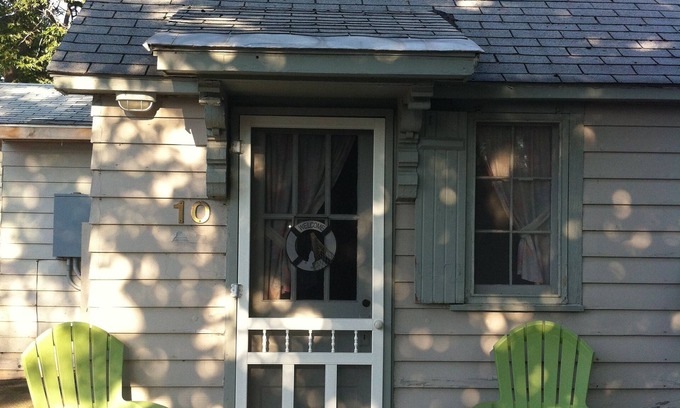 Ludington Apartamento | Parkview Cottage #10 One Half Block to Beach - Sleeps 2