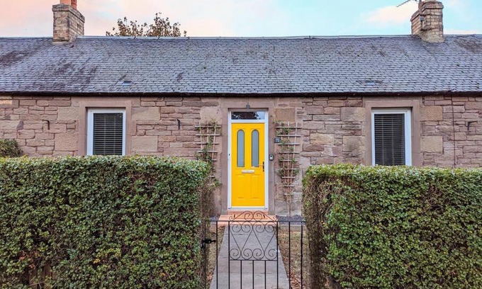 Carnoustie Casa | Parkview Cottage - Lovely home with cosy fireplace
