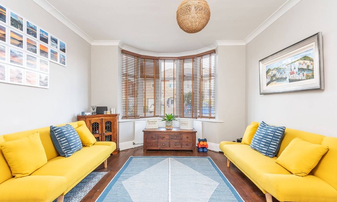 Rawcliffe Casa | Pass the Keys | Stunning York Family Home with Parking and Garden!