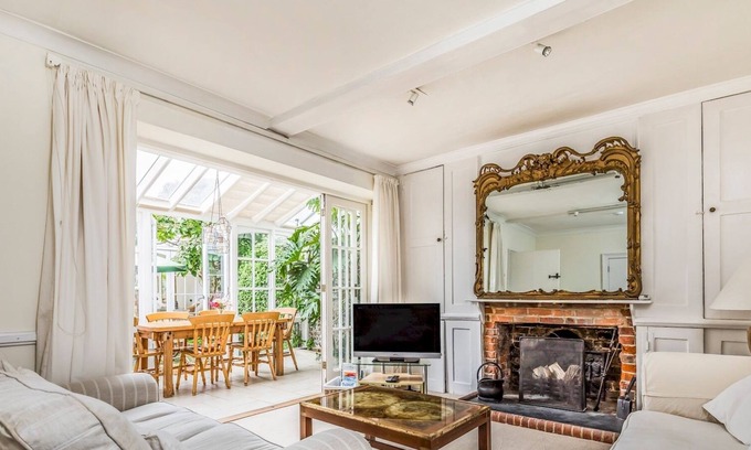 Bosham Casa | Pass the Keys | Charming Historic Bosham Home Close To Quayside