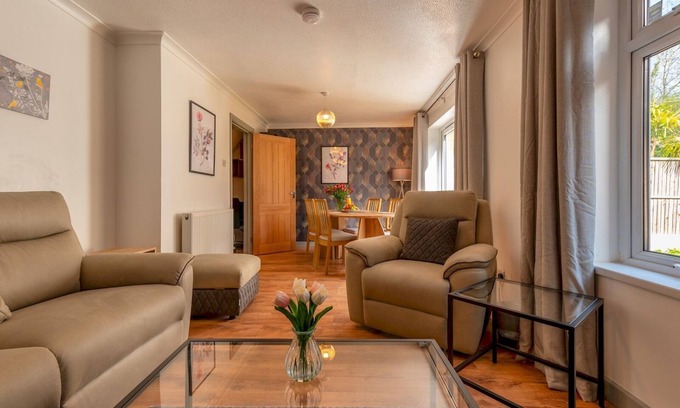 Telford Casa | Pass the Keys | Charming Home + Garden | Family-Friendly Telford
