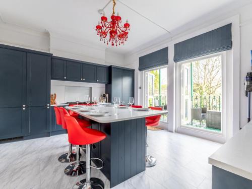 Blackheath Casa | Pass the Keys Elegant 4BR House Parking Garden Library