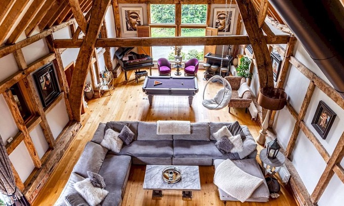 Hemel Hempstead Casa | Pass the Keys | The Chilterns Cruck Barn