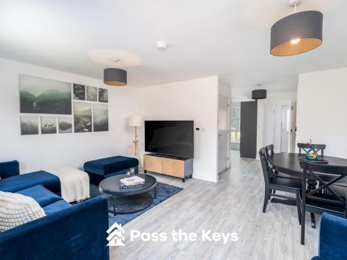 Ascot Casa | Pass the Keys Modern Townhouse with Garden and Parking in Ascot