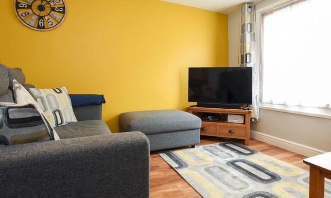 Gosport Casa | Pass the Keys | New 2 bed home with off road parking sleeps 6