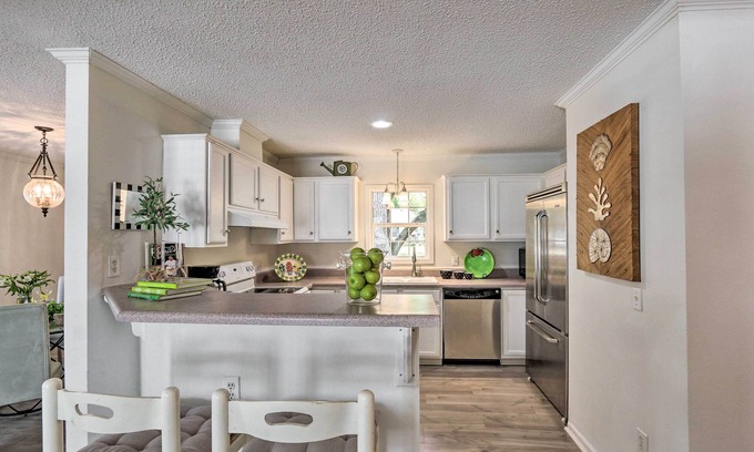 Olde Town Cabaña | Patio & Gas Grill: Charming Bluffton Escape!