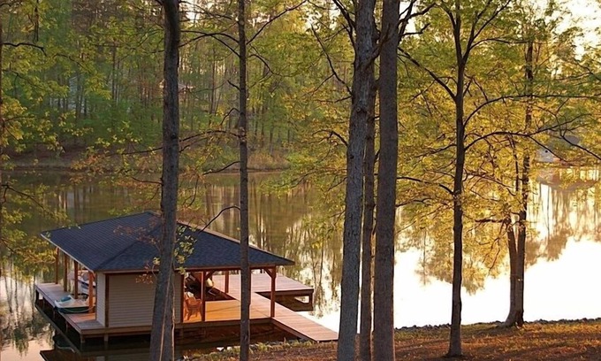 Mineral Casa | Pauley Lakehouse Lake Anna- frente al mar, muelle privado, pozo de fuego, kayaks / canoas