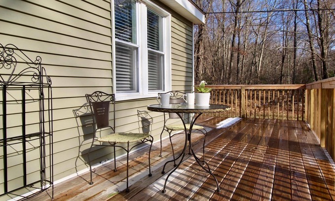 Pine Bush Casa | Pause and Reset --Cozy 2-bedroom house in charming Pine Bush. Secluded area.