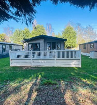 Allerthorpe Casa | Peace Lodge with Hot Tub