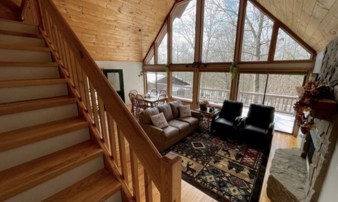 Unaka Chalet De Esquí | Peace, Quiet, Nature, Rivers, Mountains, Hiking & a Park-like fenced yard.