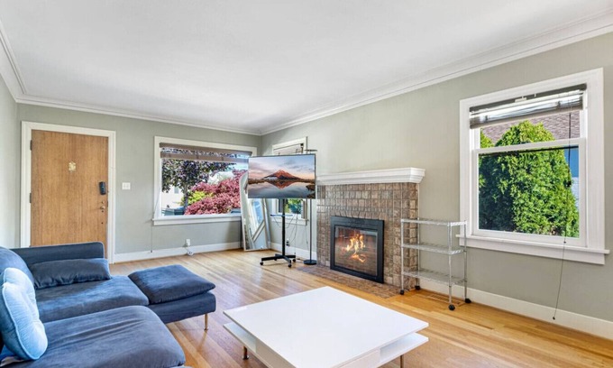 Green Lake Casa | Peaceful 2BR Upper Unit | Steps from Green Lake