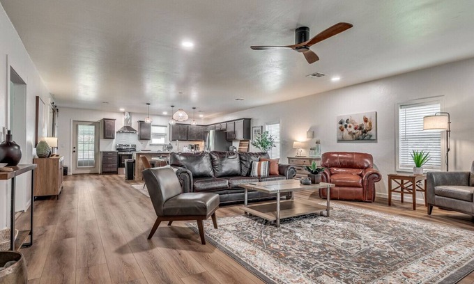 Ada Casa | Peaceful Acre - Cozy house with beautiful backyard