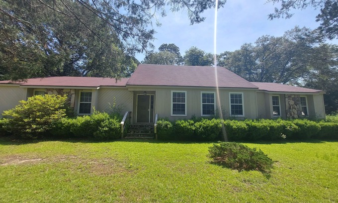 Douglas Casa | Peaceful almost 4 acres pond,sunroom, close to shopping restaurant's Douglas,GA