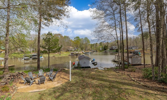 Henrico Casa | Peaceful and Family Friendly 4BR, 3BA Waterfront Escape at Lake Gaston