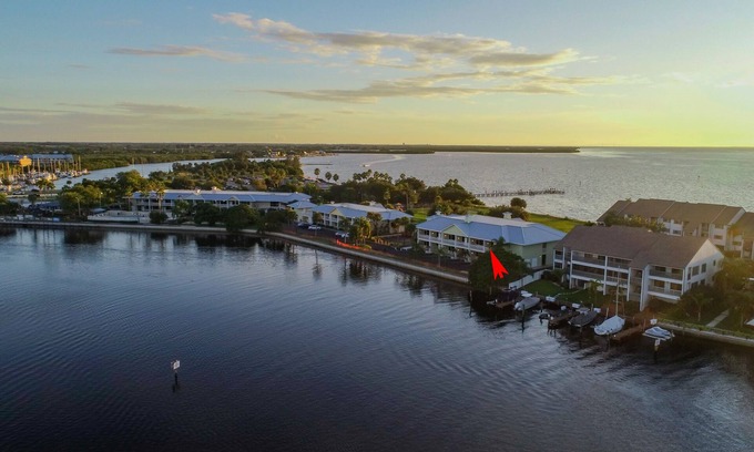 Ruskin Condominio | Peaceful Beach Getaway~ GORGEOUS 2nd Floor WATER VIEW ~ END UNIT~ NEWLY UPDATED