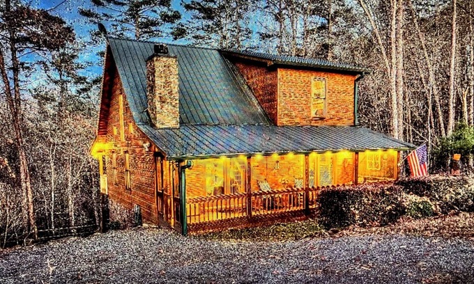 Epworth Cabina | Peaceful Blue Ridge Mtn Cabin-Gated, WiFi, Hot Tub, Fire Pit, Game Room