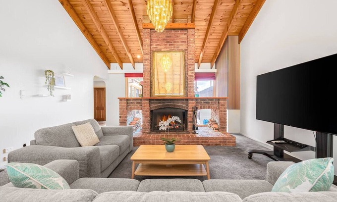 Wonga Park Casa | Peaceful Bushland Retreat with Treetop Hills Views