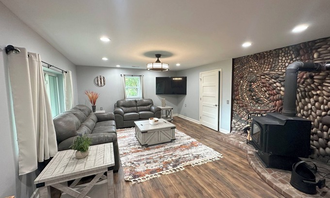 Glenwood Casa | Peaceful completely renovated country home close to wedding venues and the metro