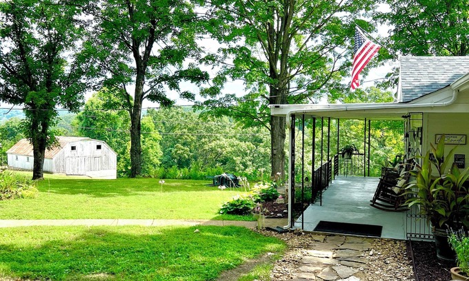 Steelville Cabaña | Peaceful Cottage & Beautiful views! River Access. Newly renovated.