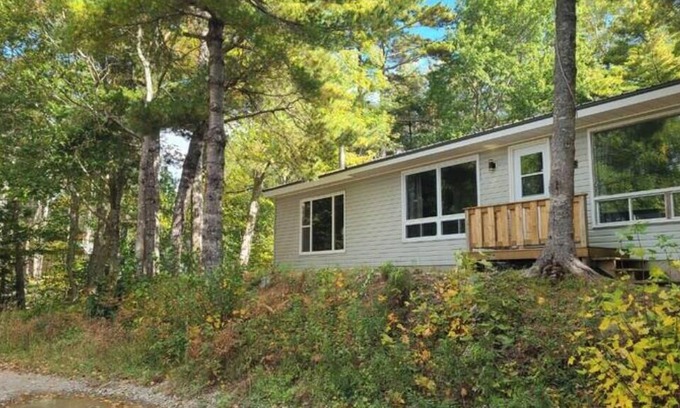 Lower Ohio Casa | Peaceful cozy cottage next to Welshtown Lake with fire bit in the back yard.